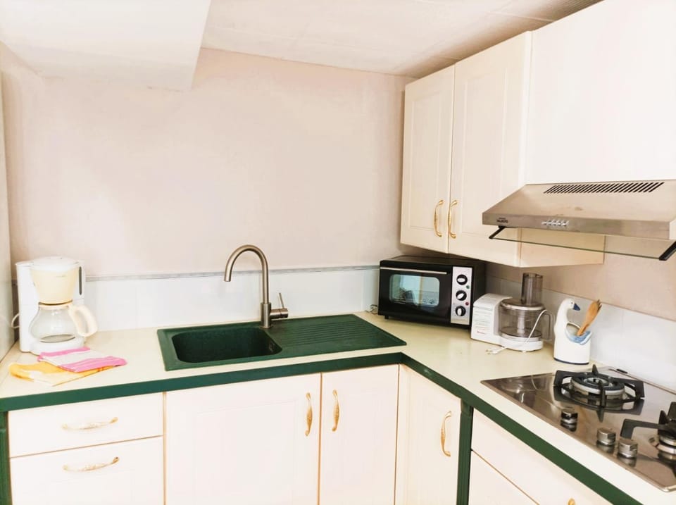 Coffee/tea facilities, Kitchen or kitchenette, stove, toaster