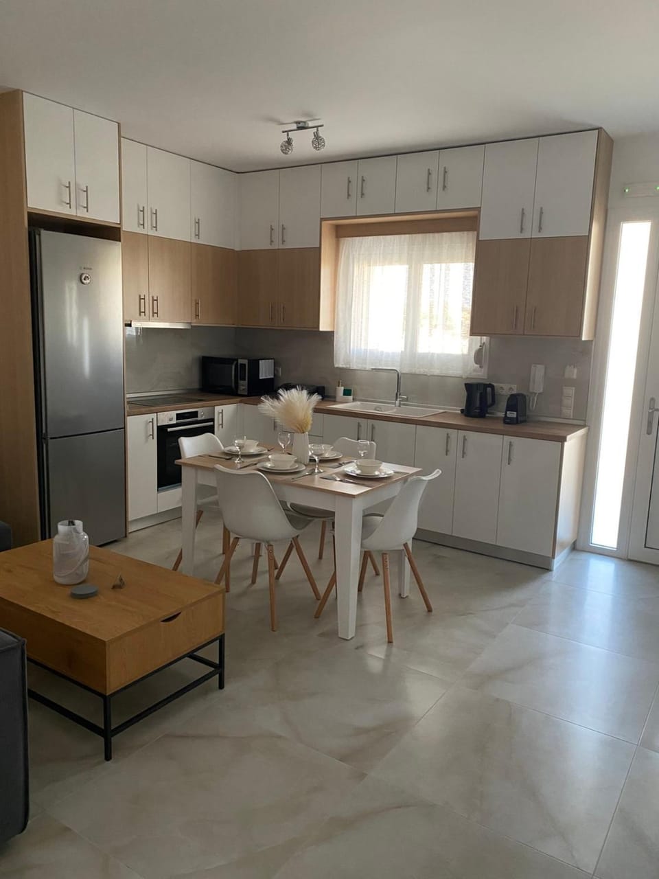 Kitchen or kitchenette, Dining area