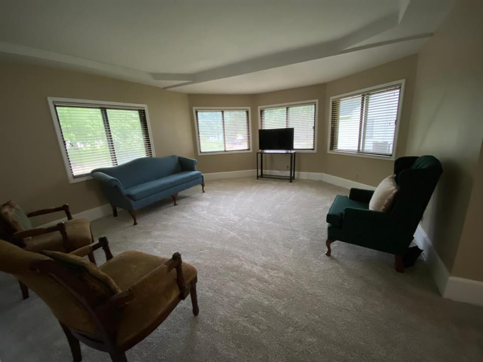 Best Deal-8 beds- Perfect for large Team House in Minnesota