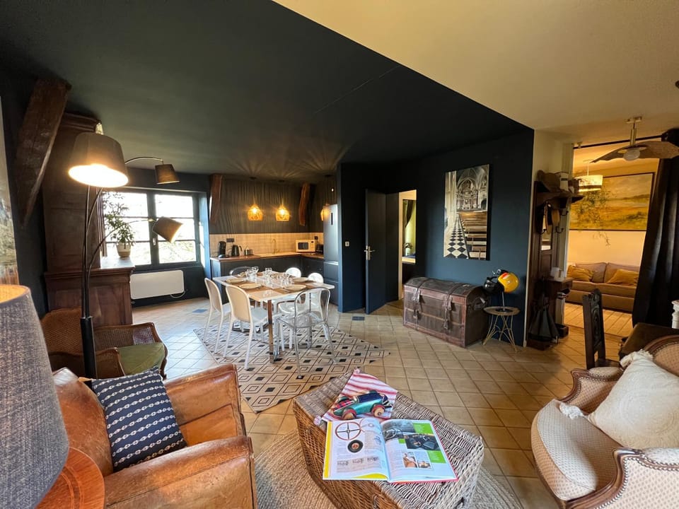 Kitchen or kitchenette, Living room, Seating area, Dining area