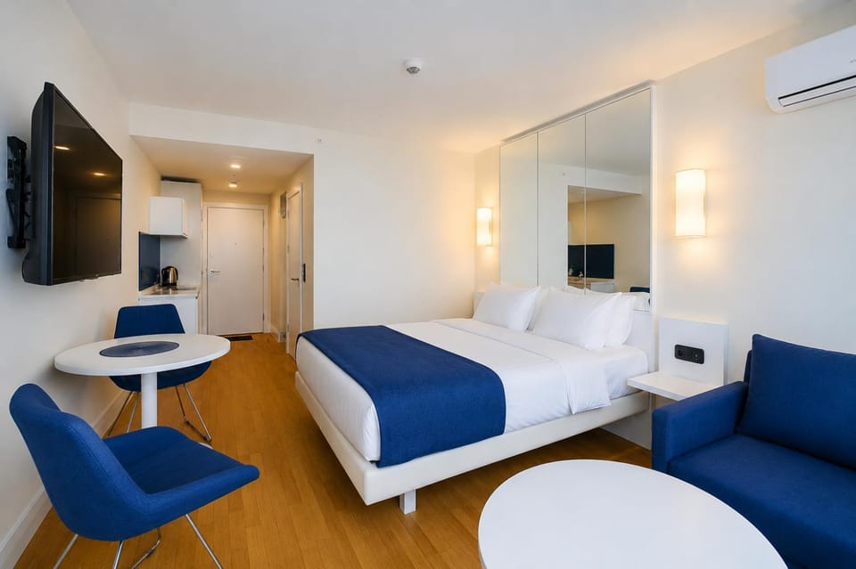 Communal lounge/ TV room, Bed, TV and multimedia, Living room, Photo of the whole room, Bedroom, air conditioner