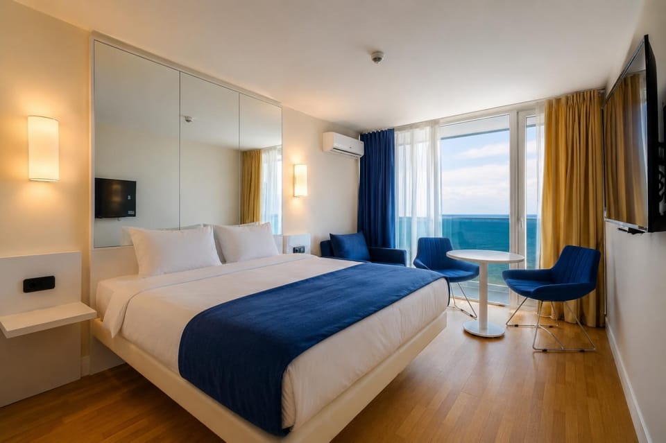 Bed, TV and multimedia, Living room, Photo of the whole room, Seating area, Bedroom