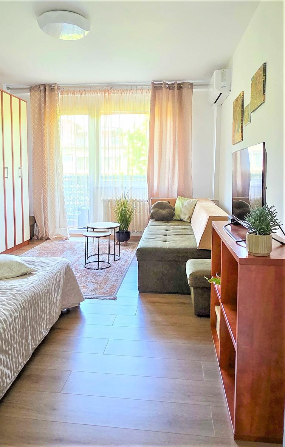 Communal lounge/ TV room, TV and multimedia, Seating area, air conditioner