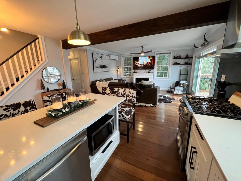 Cozy Cabin On the Lake with HotTub Cabin in New Jersey