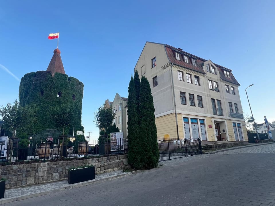 Property building, Day, Neighbourhood, Landmark view, Street view, Location