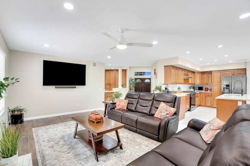 TV and multimedia, Living room, Photo of the whole room, Family