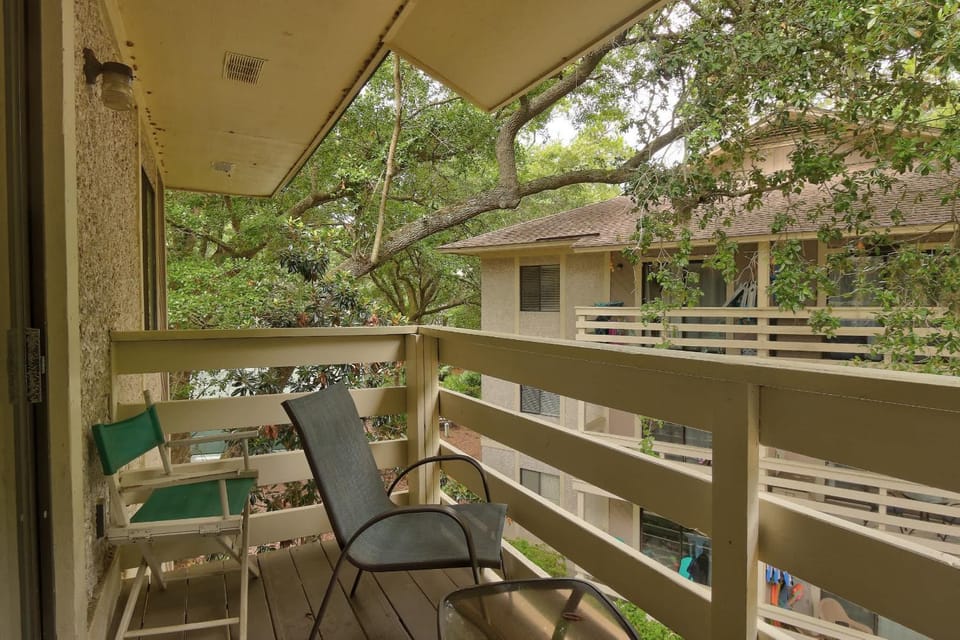 Fiddler's Cove Retreat - Top-Floor Beach Condo Pool Walk to Shore House in Hilton Head Island
