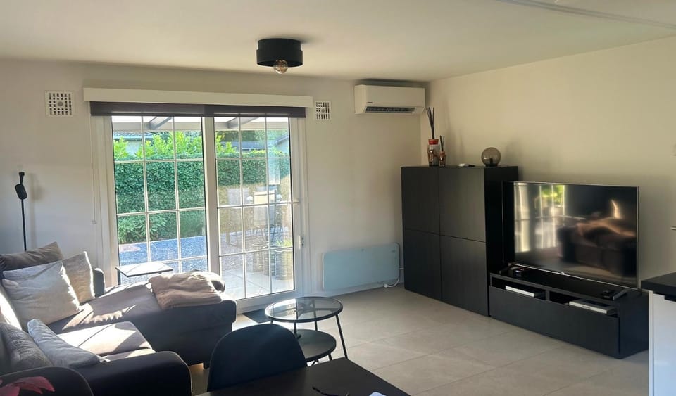 TV and multimedia, Seating area, air conditioner