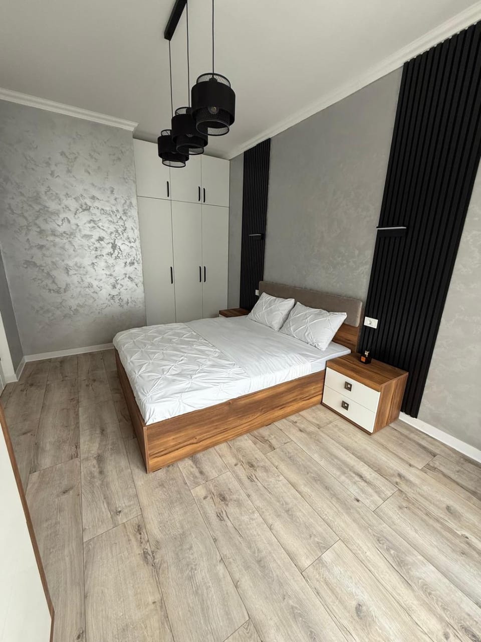 Photo of the whole room, Bedroom, wardrobe