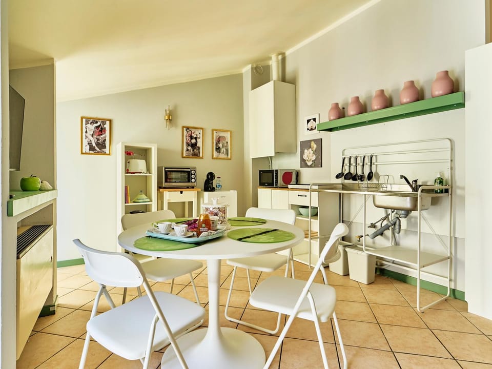 Coffee/tea facilities, Kitchen or kitchenette, Living room, Dining area, Food, pet friendly