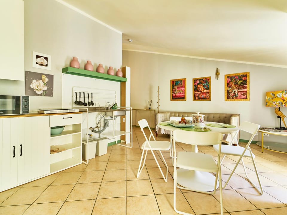 Seating area, Dining area