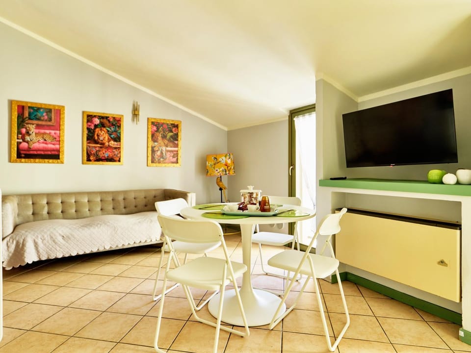 TV and multimedia, Living room, Seating area, Dining area