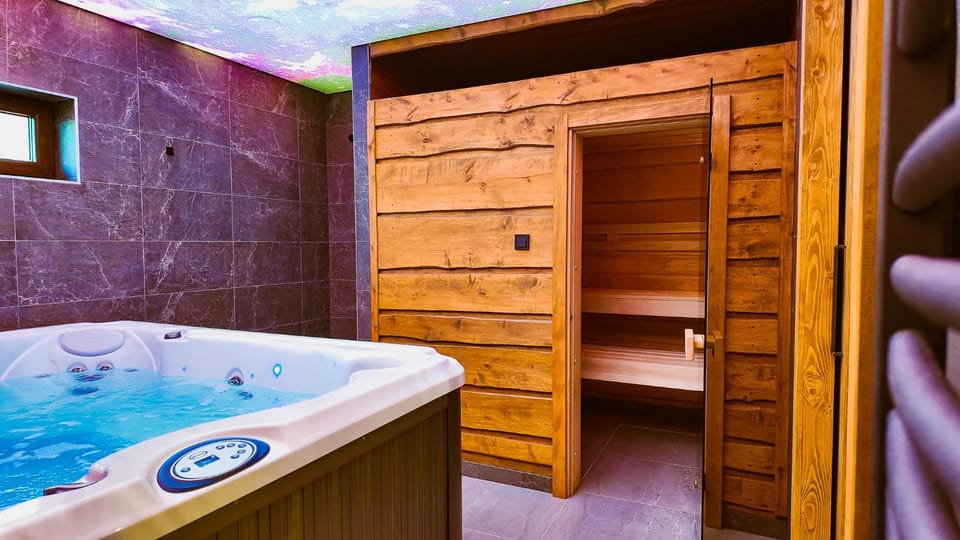 Hot Tub, Hot Tub, Sauna, Spa and wellness centre/facilities