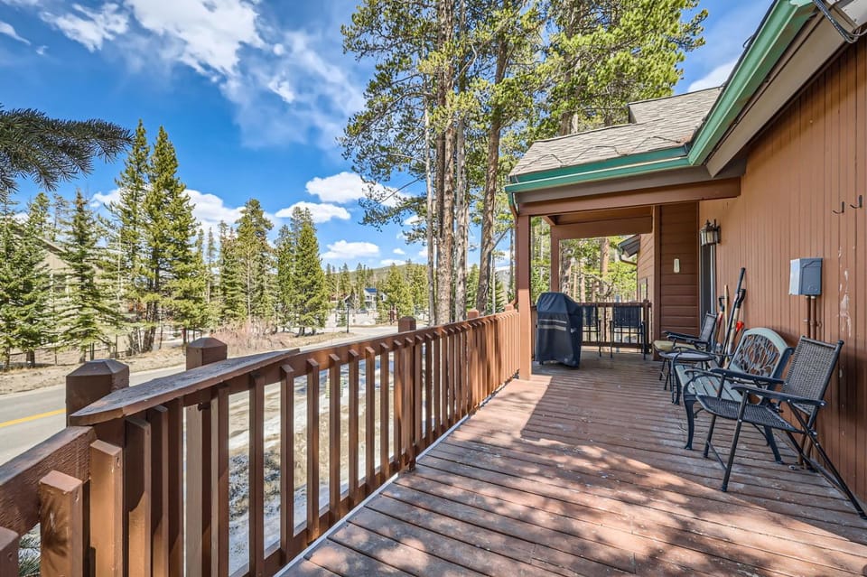 3BD for 10 with Hot Tub & Mountain Views Walk to Slopes House in Breckenridge