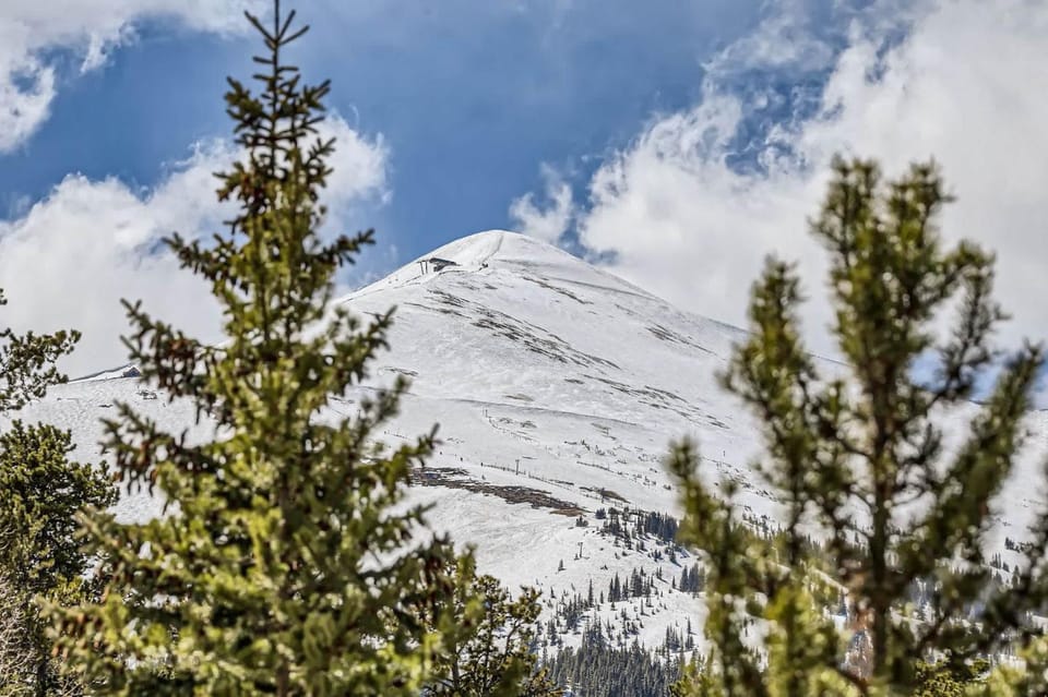 3BD for 10 with Hot Tub & Mountain Views Walk to Slopes House in Breckenridge