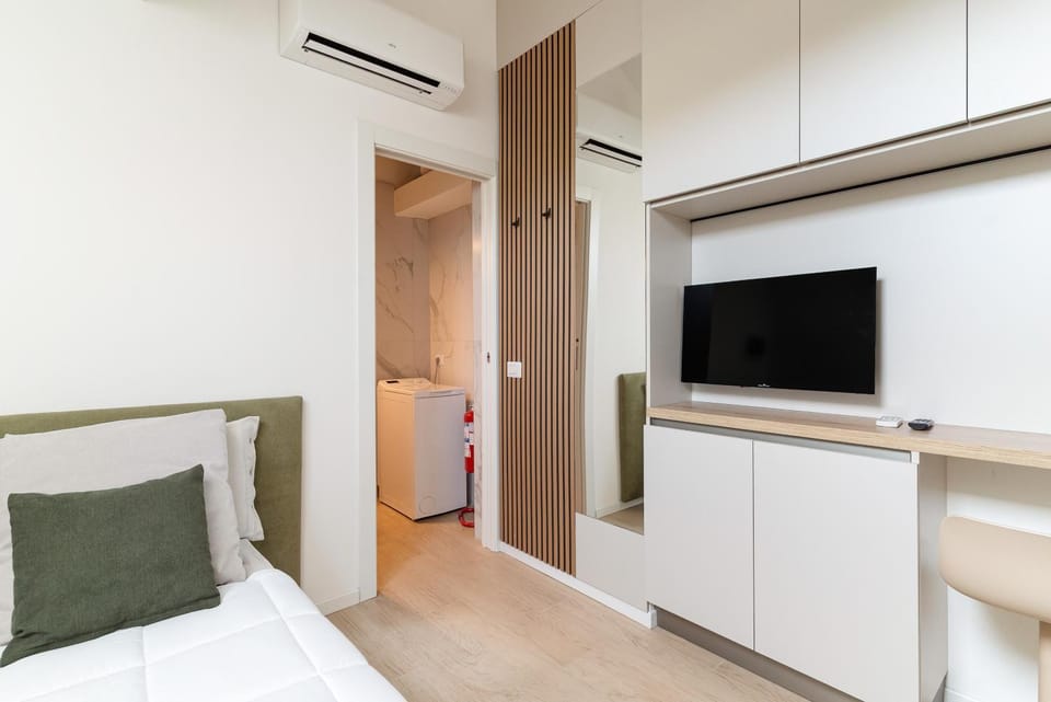 TV and multimedia, Photo of the whole room, Bedroom, air conditioner