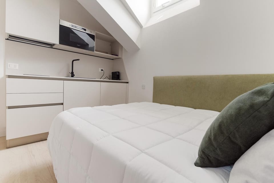 Bed, Kitchen or kitchenette, Bedroom, oven