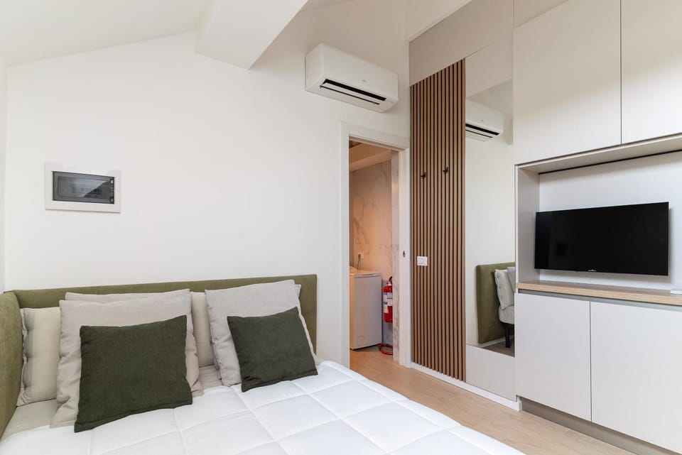 TV and multimedia, Photo of the whole room, Bedroom, air conditioner