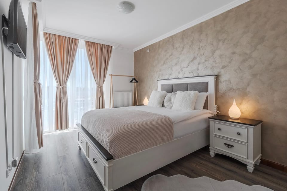 Bed, TV and multimedia, Bedroom