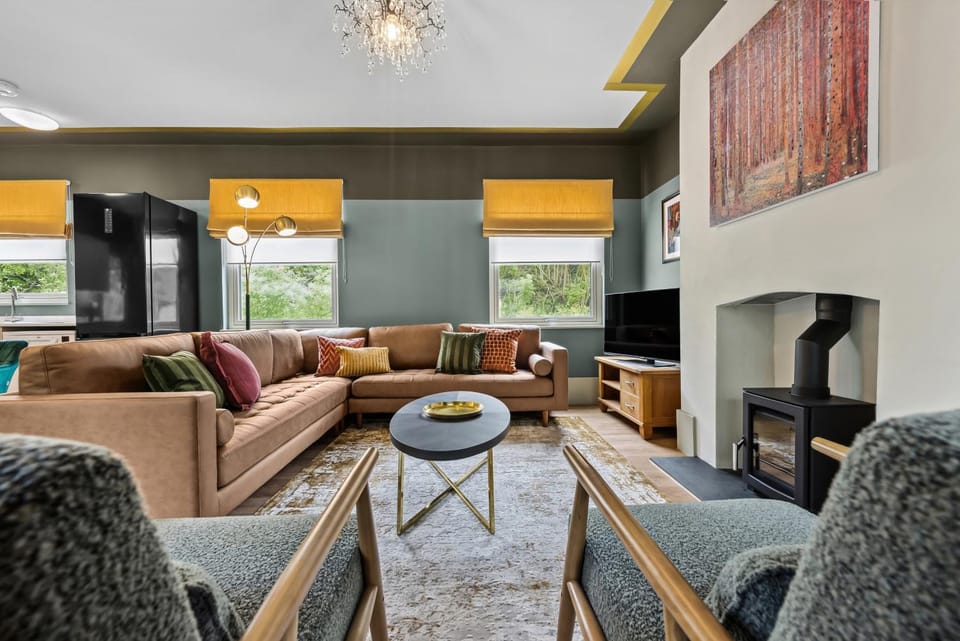 Communal lounge/ TV room, TV and multimedia, Living room, Seating area, fireplace, fireplace