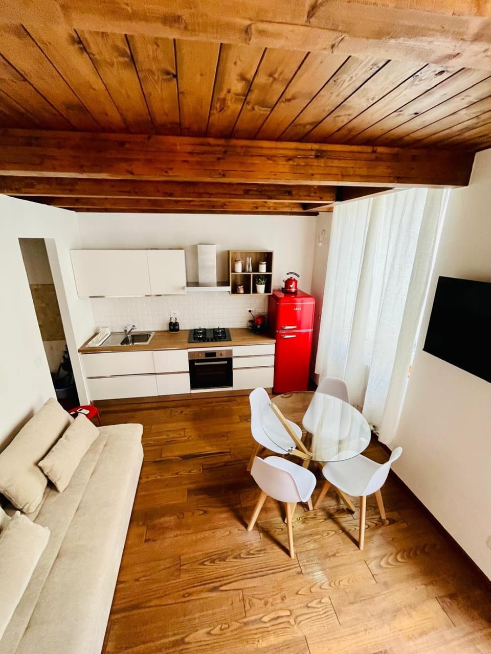 TV and multimedia, Coffee/tea facilities, Kitchen or kitchenette, Living room, Seating area, Dining area, oven, stove