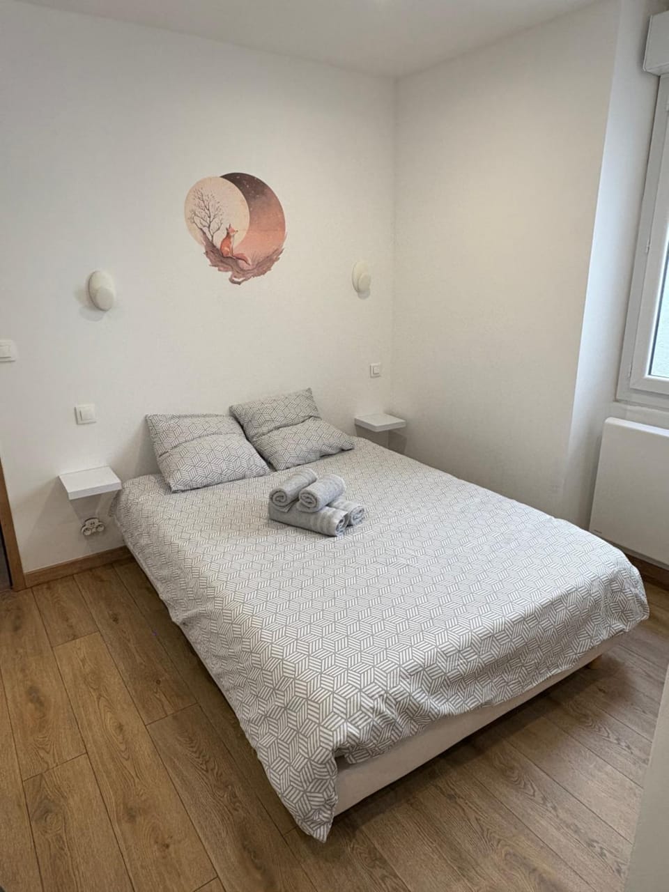 Bed, Photo of the whole room, Bedroom, towels
