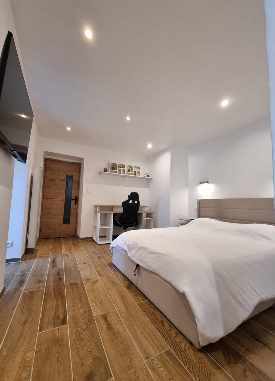 TV and multimedia, Photo of the whole room, Bedroom
