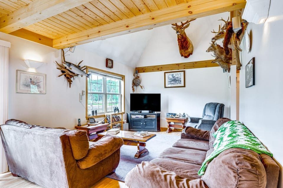 5 Mi to Jay Peak Resort: Cabin w/ Pond Access! Cabin in Jay