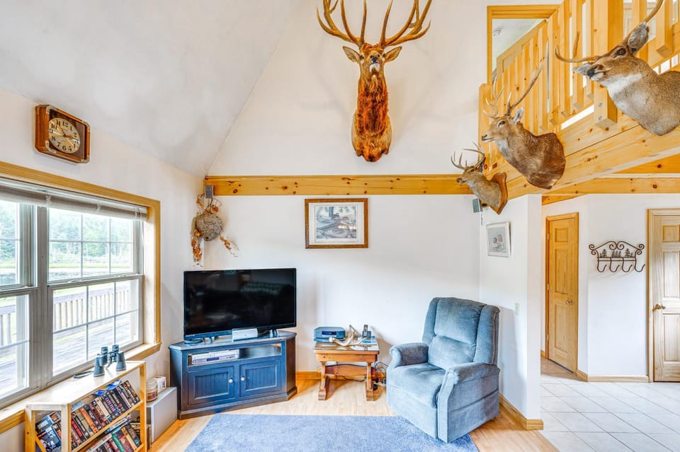 5 Mi to Jay Peak Resort: Cabin w/ Pond Access! Cabin in Jay