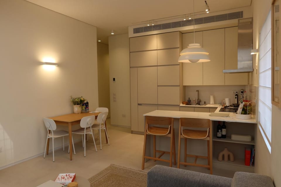 Seaside Soul, New Apartment, 2 mins walk from Beach, Chic and Cozy Apartment in Tel Aviv-Yafo