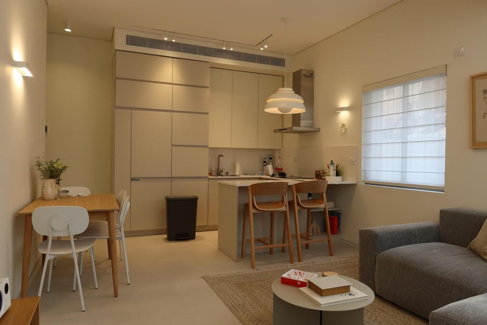 Seaside Soul, New Apartment, 2 mins walk from Beach, Chic and Cozy Apartment in Tel Aviv-Yafo