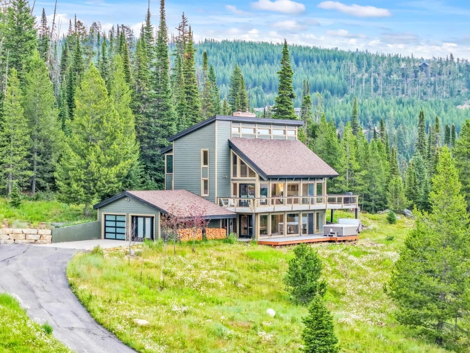 Property building, Day, Natural landscape, Bird's eye view, Summer, Garden, Balcony/Terrace, Mountain view, Parking