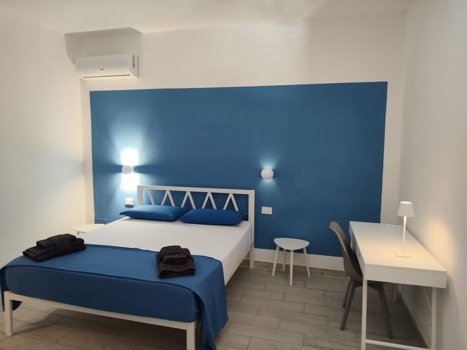 Photo of the whole room, towels, air conditioner