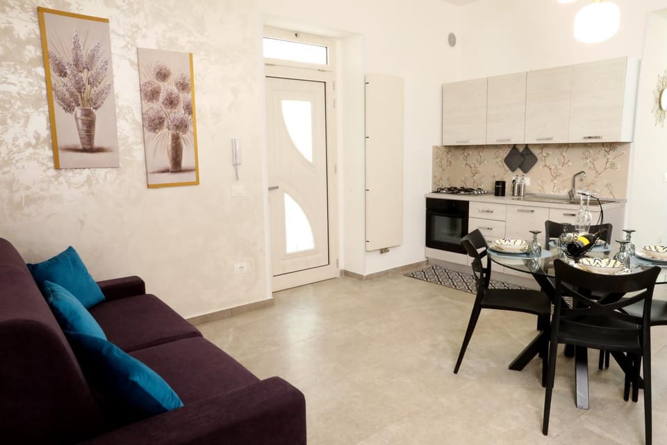 Kitchen or kitchenette, Living room, Seating area, stove