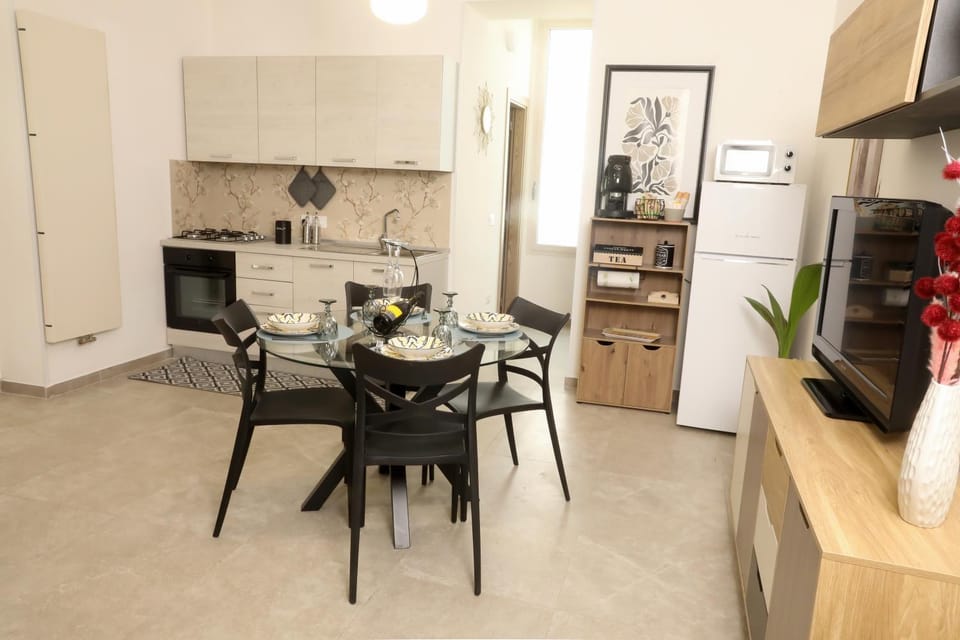 Kitchen or kitchenette, Living room, Seating area, Dining area, stove