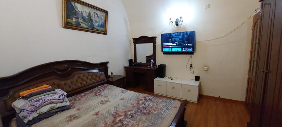 Bed, TV and multimedia, Photo of the whole room, Bedroom
