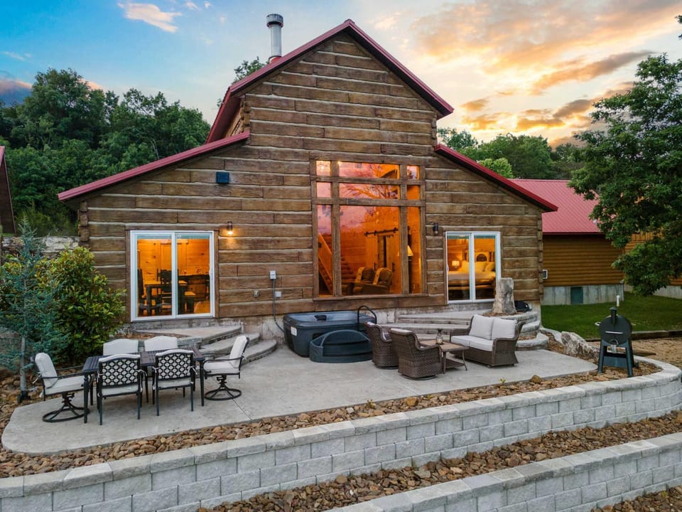 Buffalo Lodge - Stay for 8 House in Branson