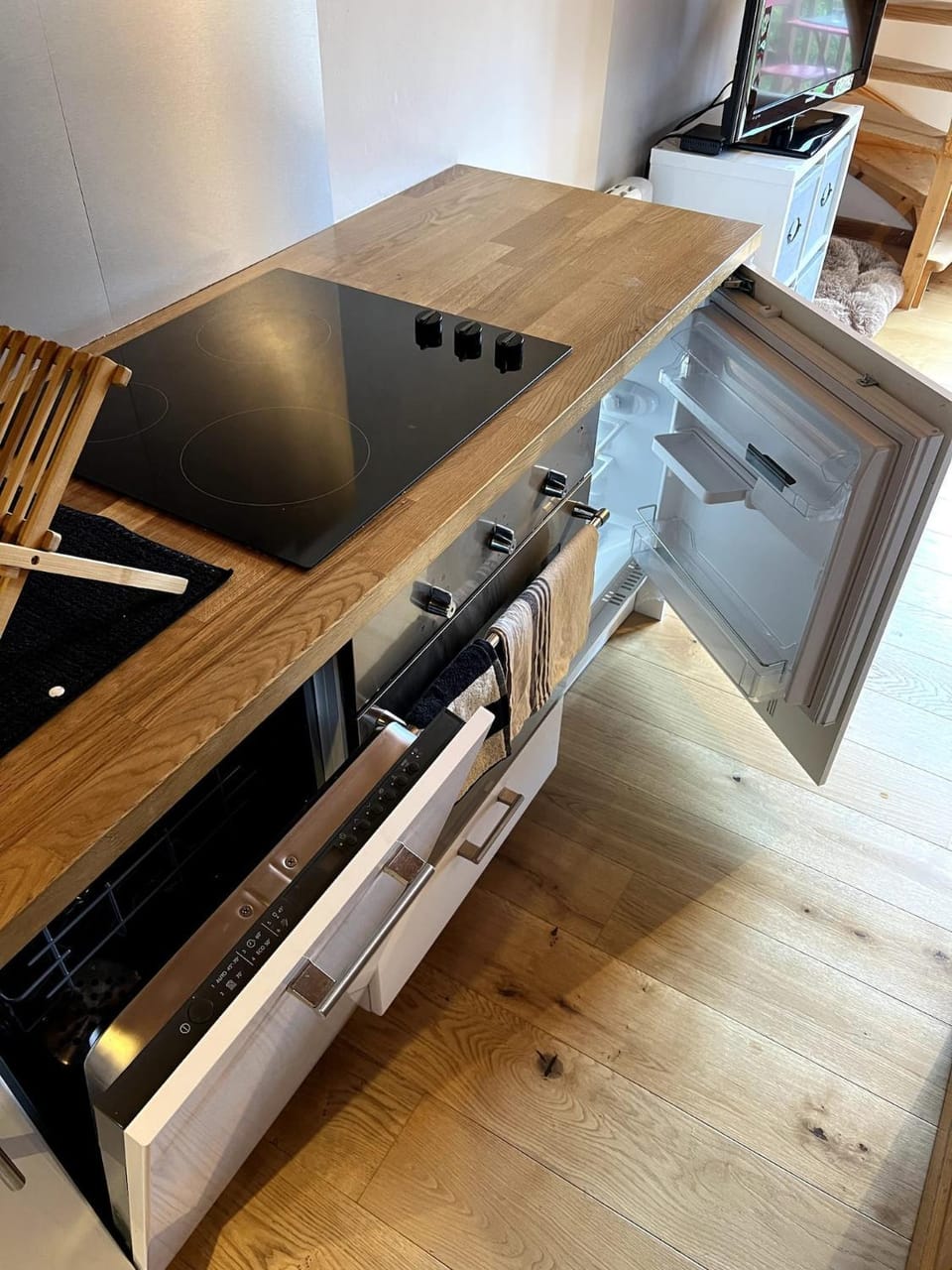 Kitchen or kitchenette, oven, stove