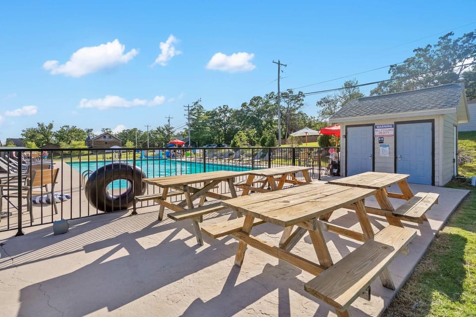 Waters Edge Retreat - For 6 House in Sunset Cove Township