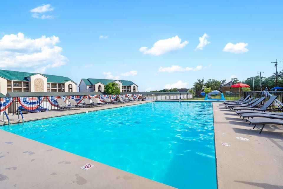 Waters Edge Retreat - For 6 House in Sunset Cove Township