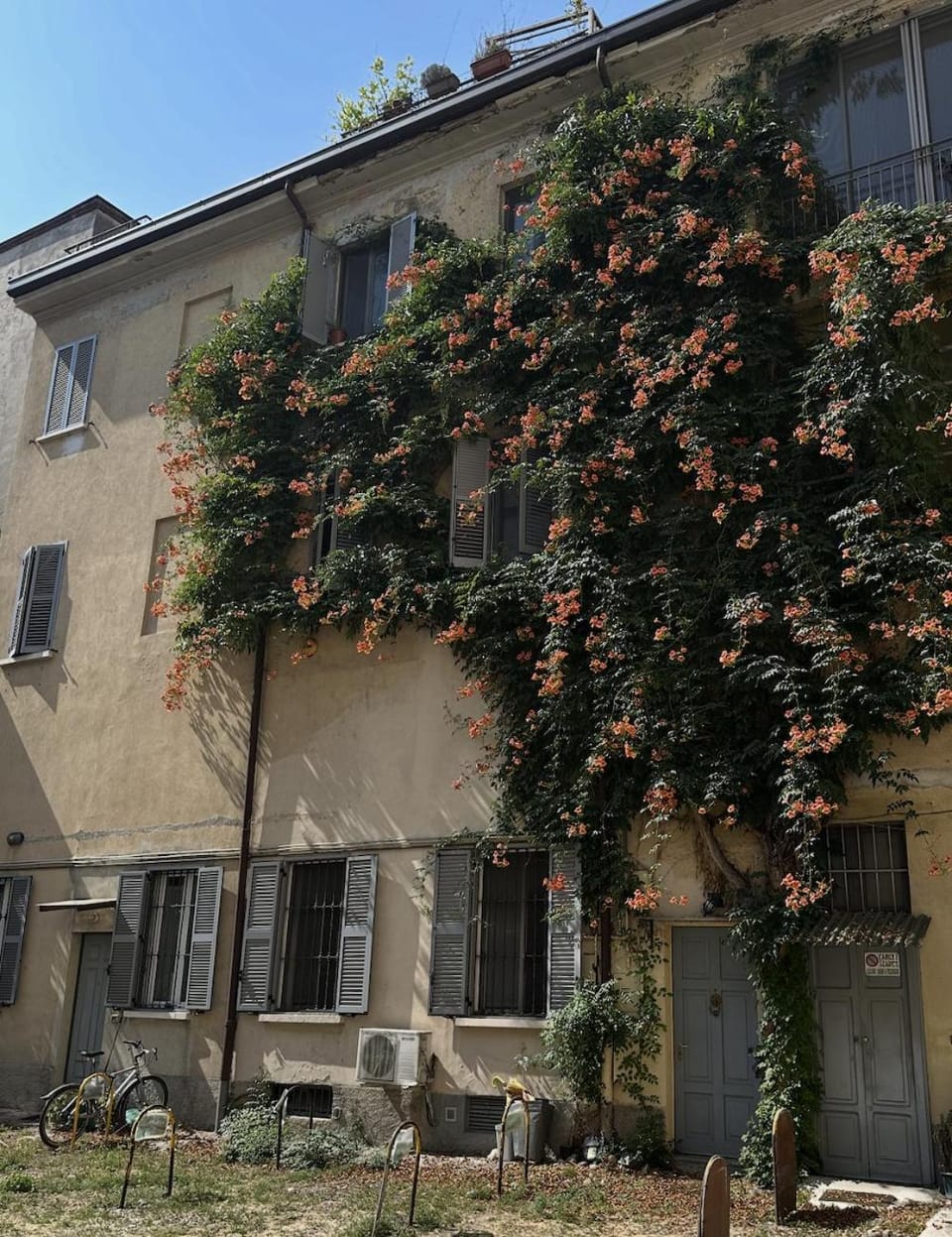 Facade/entrance