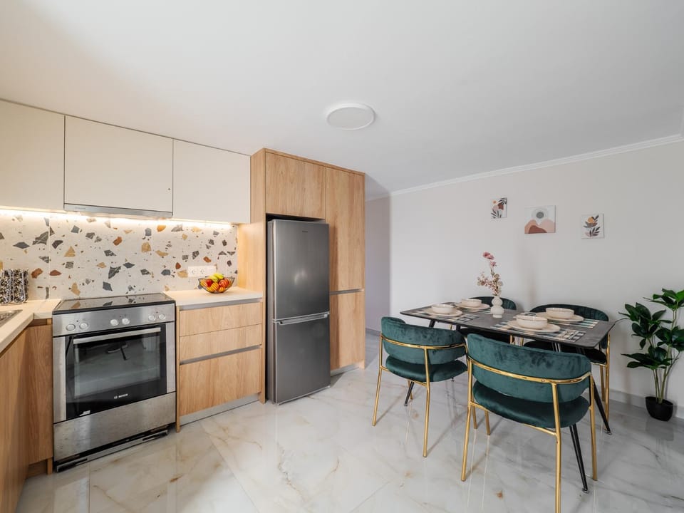 Kitchen or kitchenette, Dining area