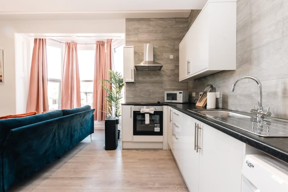 Coffee/tea facilities, Kitchen or kitchenette, stove, toaster