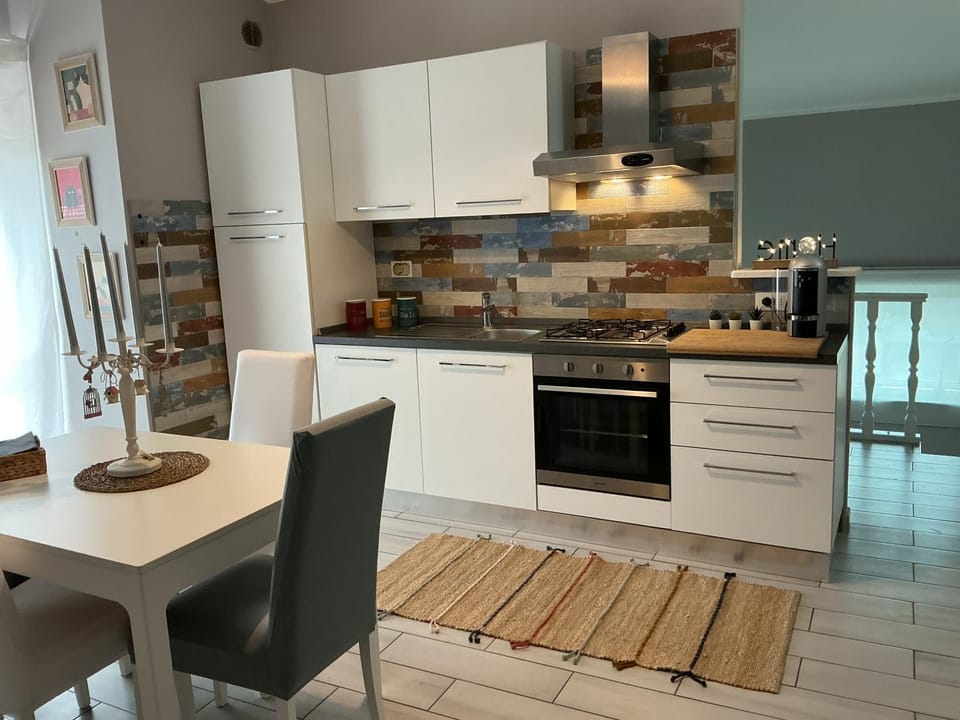 Kitchen or kitchenette, Dining area, dishwasher, oven, pet friendly, stove