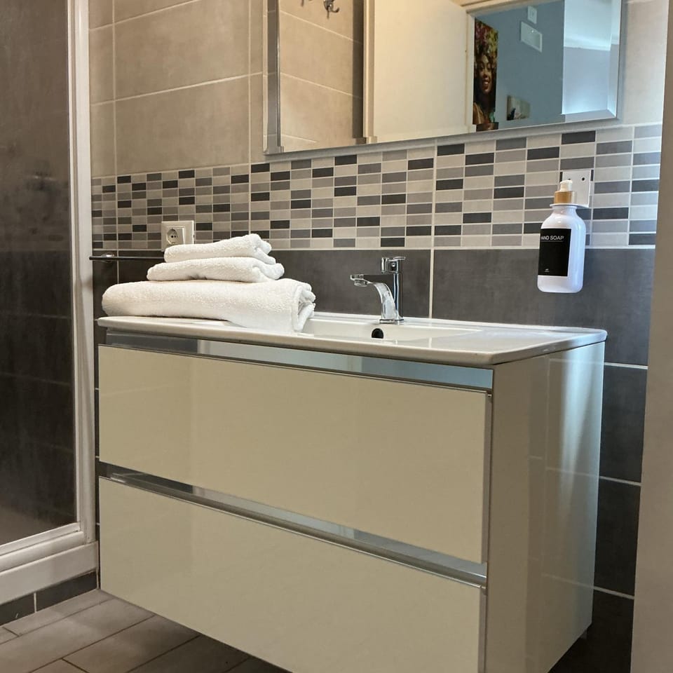 Bathroom, towels