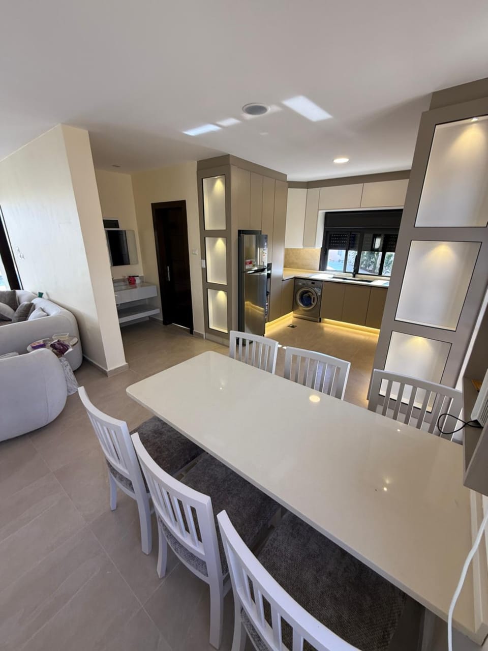 Kitchen or kitchenette, Dining area