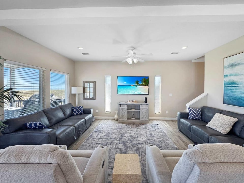 Pass Time - Beachfront for 24 House in West Beach