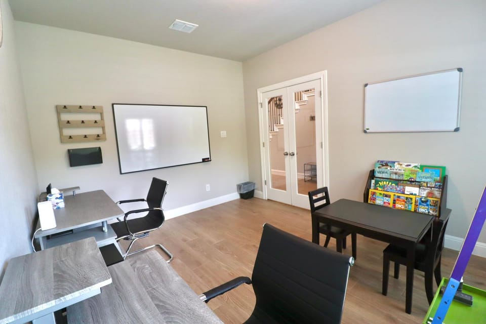 Huge 5-BR Retreat- GameRoom- Trampoline- Play Set House in San Antonio