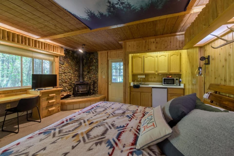 Fishing Escape in the Woods House in Montana