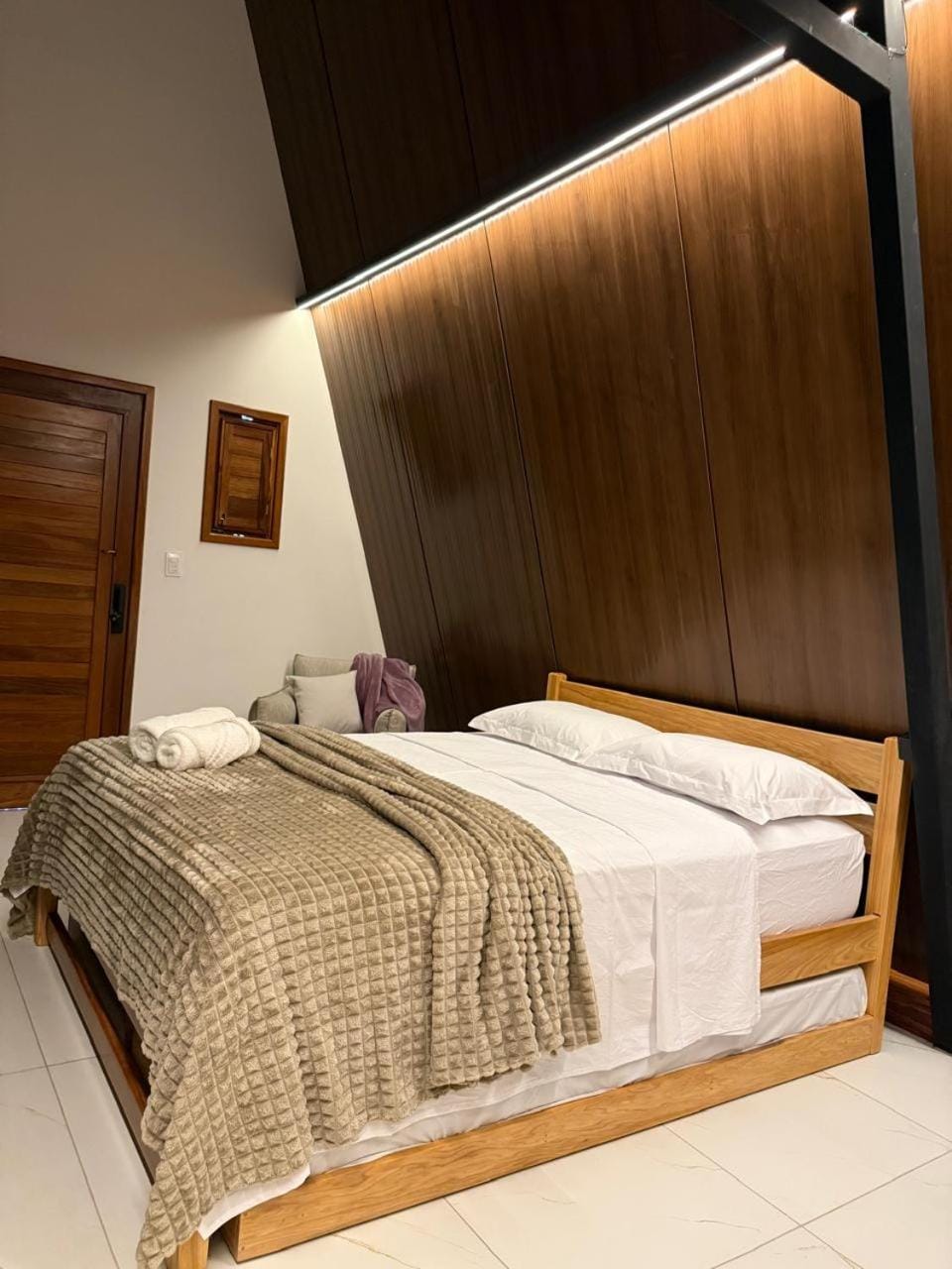 Bed, Photo of the whole room, Bedroom, towels